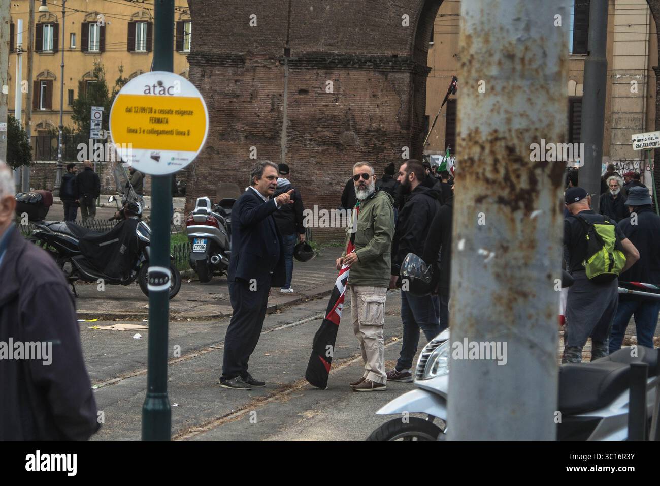 27. Oktober 2018: Rom, Italien: Zwei verschiedene Fraktionen protestieren gegen den Mord an der 16-jährigen Desirée Mariottini. Der Mord wurde in einer Drogerie in San Lorenzo verübt, einer Gegend, die für illegale Handlungen und Drogenkonsum bekannt ist. Die Demonstration hatte zwei rivalisierende Fronten: Eine faschistische (Forza Nuova), die Einwanderer für den Niedergang San Lorenzos verantwortlich machte, und die Gegenmacht (A.N.P.I. „Associazione Nazionale Partigiani d’Italia“), die sich weigerte, das Verbrechen zu politisieren. (Kreditbild: © Eleonora Sabet via ZUMA Wire) Stockfoto