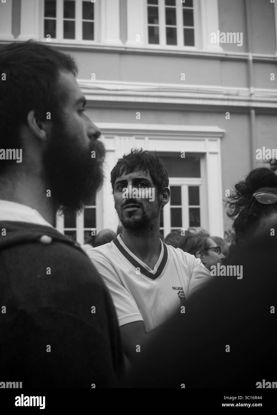 27. Oktober 2018: Rom, Italien: Zwei verschiedene Fraktionen protestieren gegen den Mord an der 16-jährigen Desirée Mariottini. Der Mord wurde in einer Drogerie in San Lorenzo verübt, einer Gegend, die für illegale Handlungen und Drogenkonsum bekannt ist. Die Demonstration hatte zwei rivalisierende Fronten: Eine faschistische (Forza Nuova), die Einwanderer für den Niedergang San Lorenzos verantwortlich machte, und die Gegenmacht (A.N.P.I. „Associazione Nazionale Partigiani d’Italia“), die sich weigerte, das Verbrechen zu politisieren. (Kreditbild: © Eleonora Sabet via ZUMA Wire) Stockfoto