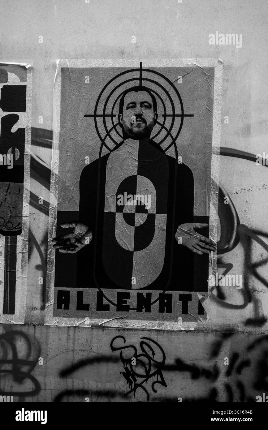 27. Oktober 2018: Rom, Italien: Zwei verschiedene Fraktionen protestieren gegen den Mord an der 16-jährigen Desirée Mariottini. Der Mord wurde in einer Drogerie in San Lorenzo verübt, einer Gegend, die für illegale Handlungen und Drogenkonsum bekannt ist. Die Demonstration hatte zwei rivalisierende Fronten: Eine faschistische (Forza Nuova), die Einwanderer für den Niedergang San Lorenzos verantwortlich machte, und die Gegenmacht (A.N.P.I. „Associazione Nazionale Partigiani d’Italia“), die sich weigerte, das Verbrechen zu politisieren. (Kreditbild: © Eleonora Sabet via ZUMA Wire) Stockfoto