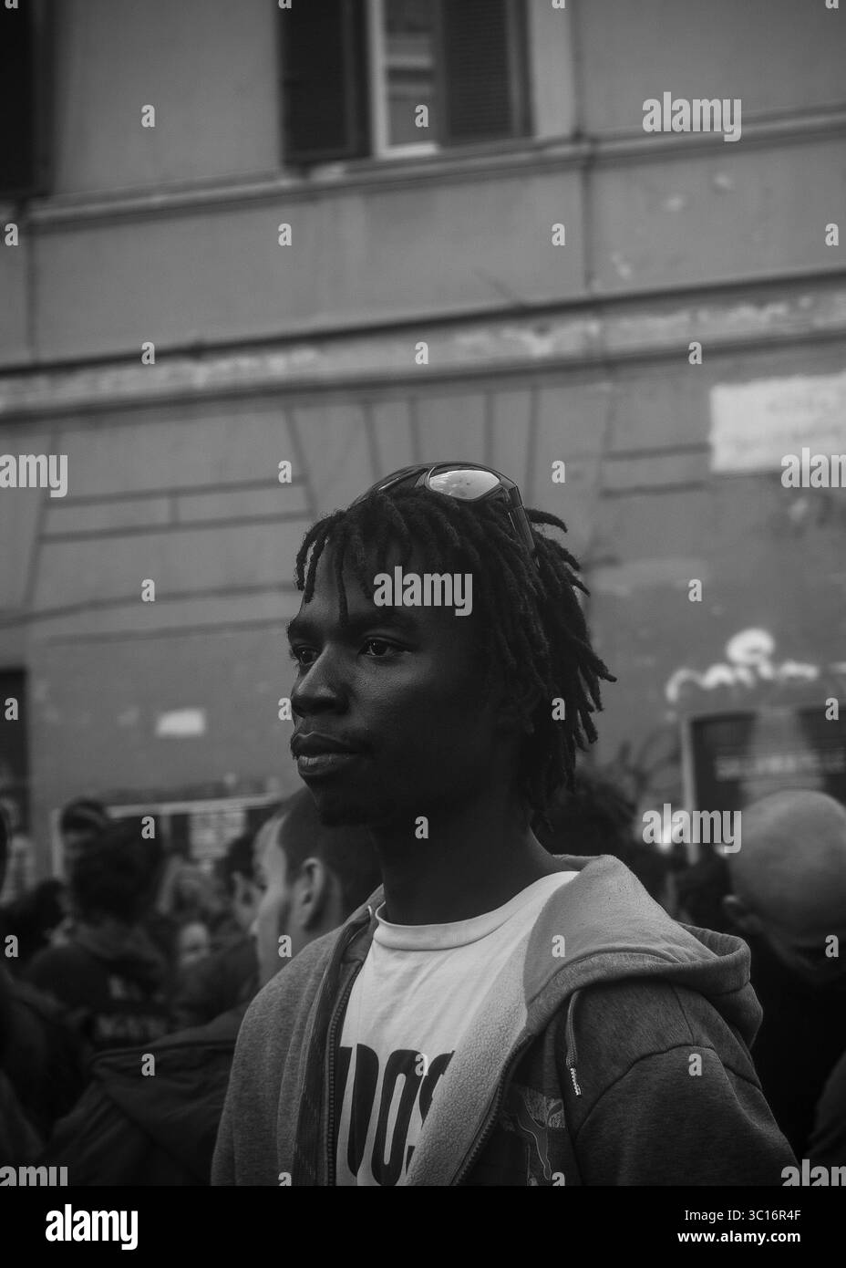 27. Oktober 2018: Rom, Italien: Zwei verschiedene Fraktionen protestieren gegen den Mord an der 16-jährigen Desirée Mariottini. Der Mord wurde in einer Drogerie in San Lorenzo verübt, einer Gegend, die für illegale Handlungen und Drogenkonsum bekannt ist. Die Demonstration hatte zwei rivalisierende Fronten: Eine faschistische (Forza Nuova), die Einwanderer für den Niedergang San Lorenzos verantwortlich machte, und die Gegenmacht (A.N.P.I. „Associazione Nazionale Partigiani d’Italia“), die sich weigerte, das Verbrechen zu politisieren. (Kreditbild: © Eleonora Sabet via ZUMA Wire) Stockfoto