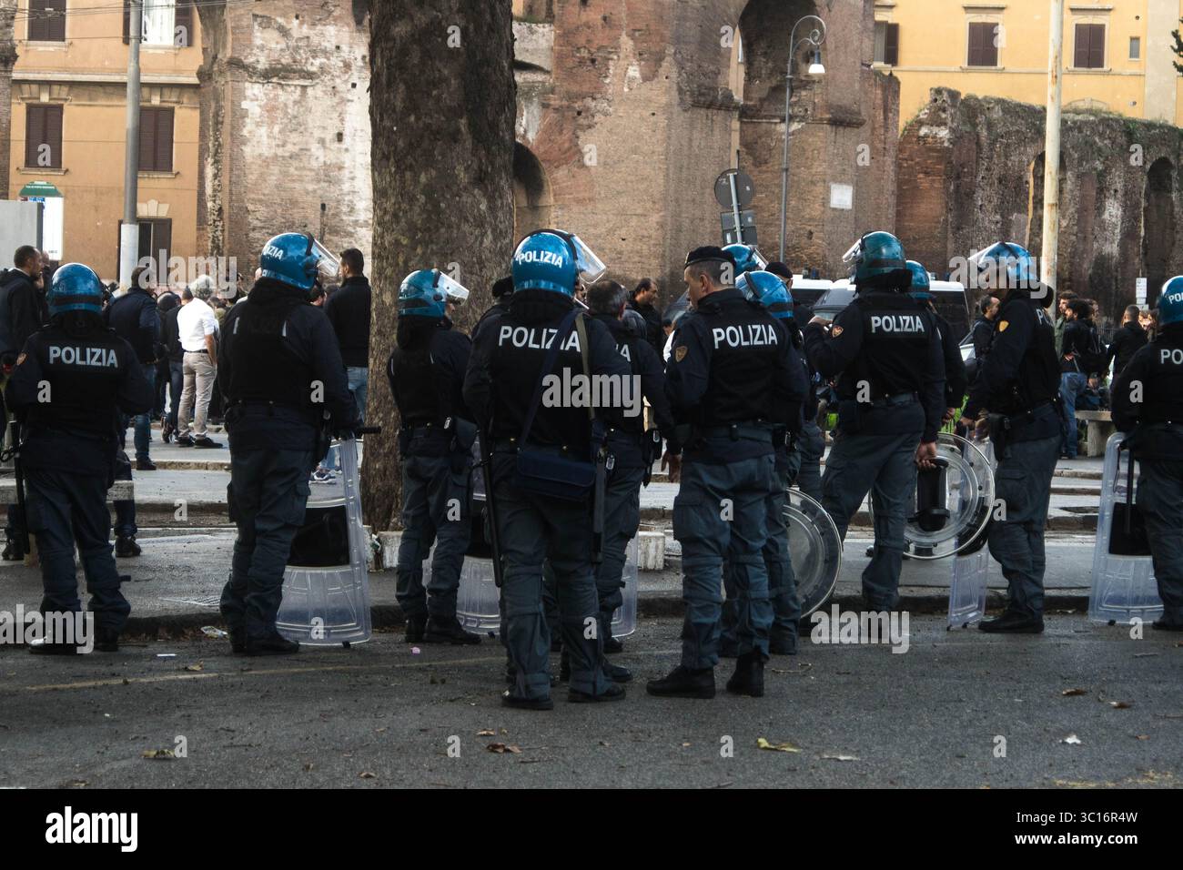 27. Oktober 2018: Rom, Italien: Zwei verschiedene Fraktionen protestieren gegen den Mord an der 16-jährigen Desirée Mariottini. Der Mord wurde in einer Drogerie in San Lorenzo verübt, einer Gegend, die für illegale Handlungen und Drogenkonsum bekannt ist. Die Demonstration hatte zwei rivalisierende Fronten: Eine faschistische (Forza Nuova), die Einwanderer für den Niedergang San Lorenzos verantwortlich machte, und die Gegenmacht (A.N.P.I. „Associazione Nazionale Partigiani d’Italia“), die sich weigerte, das Verbrechen zu politisieren. (Kreditbild: © Eleonora Sabet via ZUMA Wire) Stockfoto