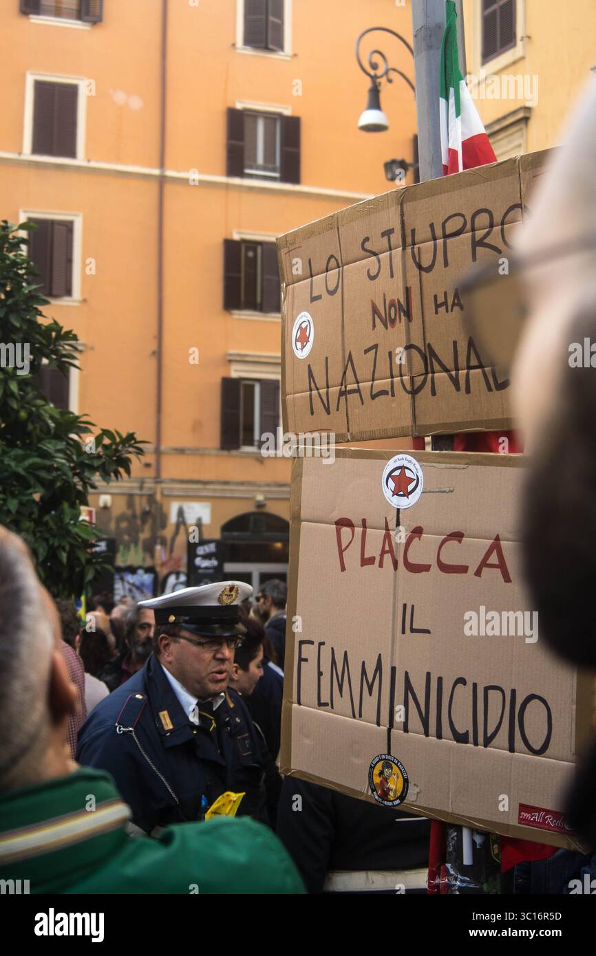 27. Oktober 2018: Rom, Italien: Zwei verschiedene Fraktionen protestieren gegen den Mord an der 16-jährigen Desirée Mariottini. Der Mord wurde in einer Drogerie in San Lorenzo verübt, einer Gegend, die für illegale Handlungen und Drogenkonsum bekannt ist. Die Demonstration hatte zwei rivalisierende Fronten: Eine faschistische (Forza Nuova), die Einwanderer für den Niedergang San Lorenzos verantwortlich machte, und die Gegenmacht (A.N.P.I. „Associazione Nazionale Partigiani d’Italia“), die sich weigerte, das Verbrechen zu politisieren. (Kreditbild: © Eleonora Sabet via ZUMA Wire) Stockfoto