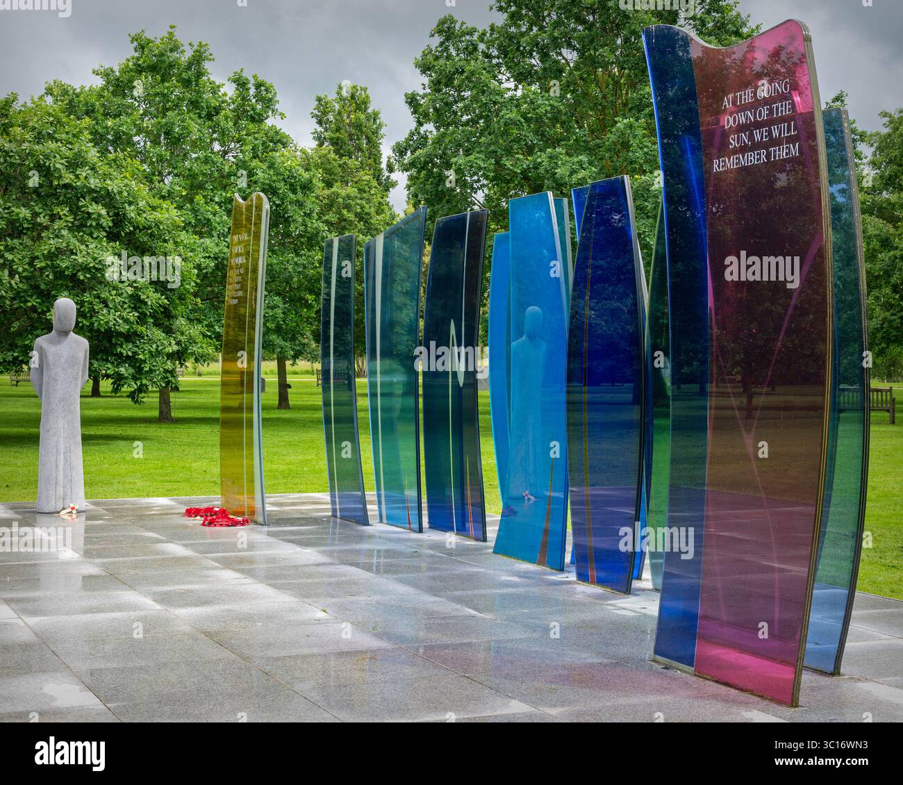 Das von Graeme Mitcheson im National Memorial Arboretum, Alrewas, Staffordshire, England, Vereinigtes Königreich, geschaffene Marine Service Memorial aus farbigem Glas. Stockfoto