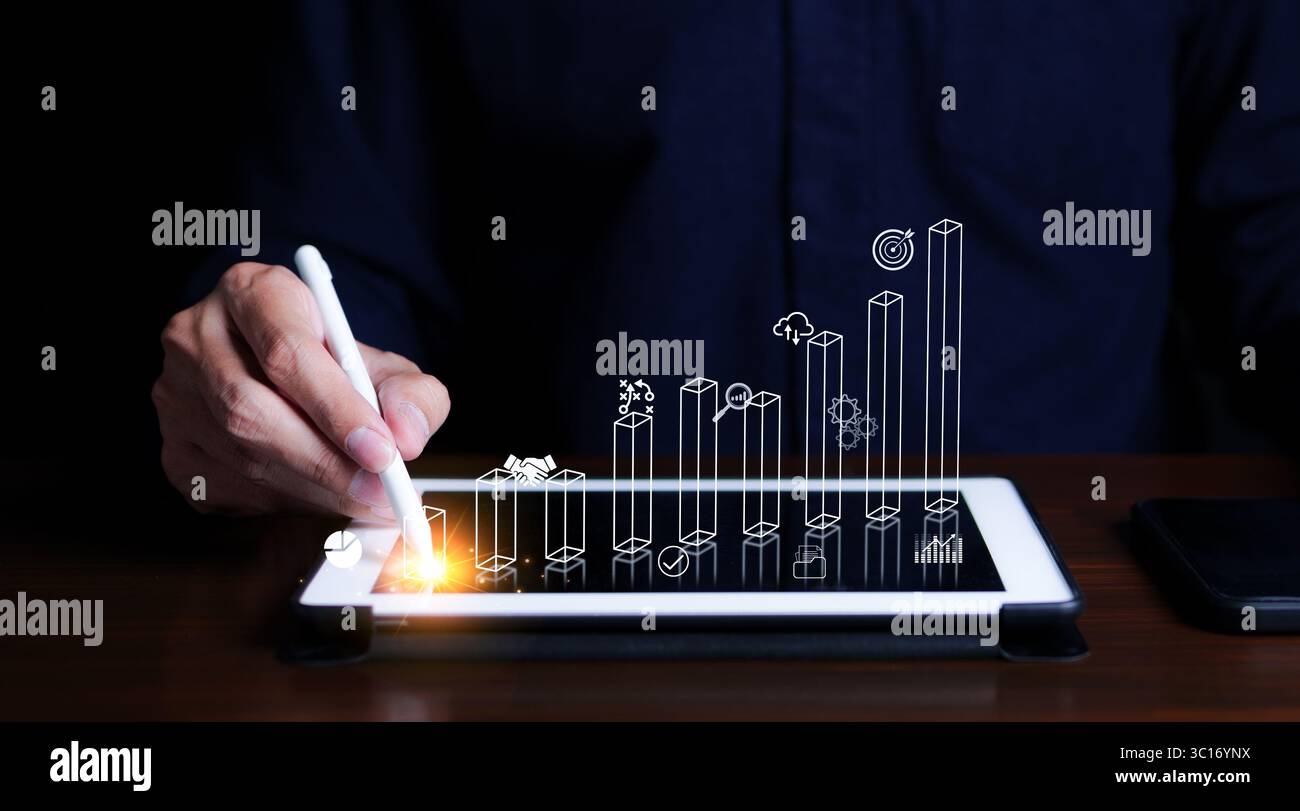 Finanz- und Geschäftsanalysekonzept. Geschäftsmann analysiert Unternehmensdatenverwaltung. Digitales Marketing, Ziele für bessere Ergebnisse festlegen, Stockfoto