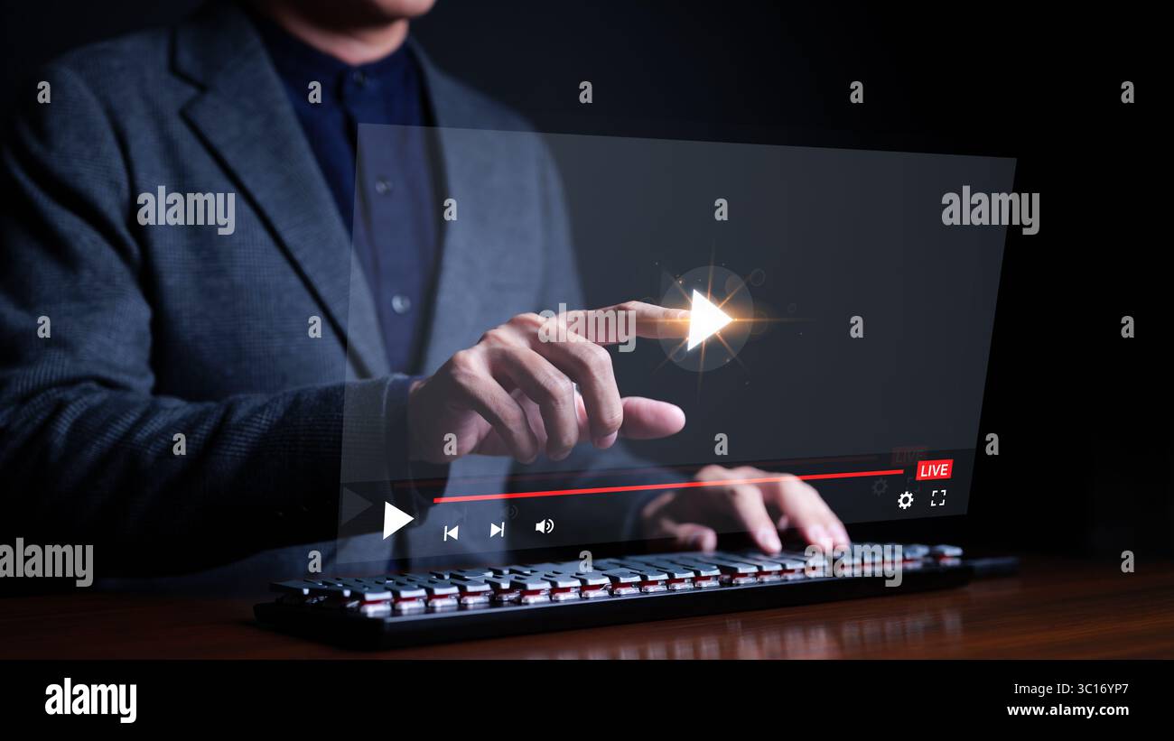 Mann, der sich Videos im Internet ansieht oder online auf dem Computer streamt. Live-Konzert, Show oder Tutorial, tv-Serien, Online-Filme ansehen, digital Stockfoto