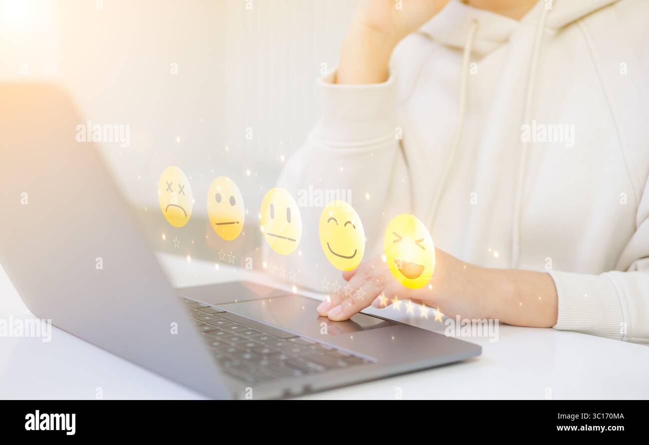 Frau bewertet Service-Erfahrung in Online-Anwendungen. Konzept der Umfrage zur Zufriedenheit mit Kundenbewertungen. Kunde bewertet die Qualität Stockfoto