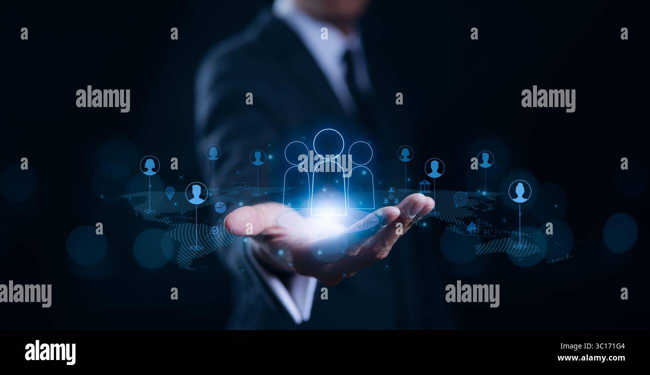 Customer Relationship Management-Konzept. Geschäftsmann zeigt Technologie und globale Kundendienstnetzwerkinfrastruktur. Kundenkommunikation, Social Stockfoto