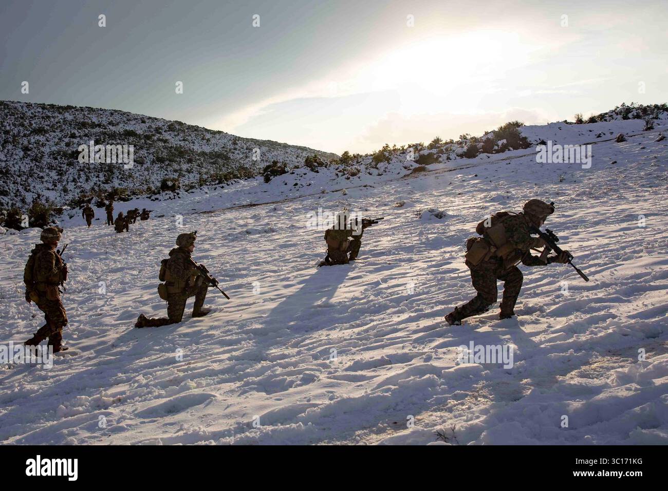 7. Januar 2019 – Volos, Griechenland – US-Marines, die dem Battalion Landing Team, 1. Bataillon, 2. Marine-Regiment, 22. Marine Expeditionstruppe, überfallen ein Ziel auf einem Schießfeld während der Übung Alexander der große 2019 in Volos, Griechenland, 7. Januar. Übung Alexander der große 2019 ist eine kombinierte Trainingsübung zwischen US-amerikanischen und hellenischen Streitkräften. Im Mittelpunkt der Übung stehen die Verbesserung der Interoperabilität, die Stärkung der Verbündeten und Partnerländer, die Verbesserung der Bereitschaft und die Stärkung der Beziehungen. (Kreditbild: © U.S. Marine Corps/ZUMA Wire/ZUMAPRESS.com) Stockfoto