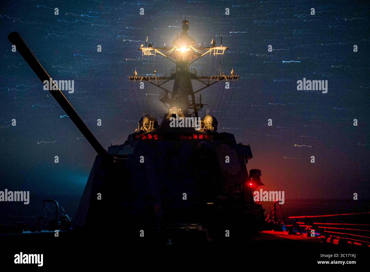 6. Januar 2019: Golf von Oman: Der Raketenzerstörer USS Stockdale (DDG 106) durchquert den Golf von Oman, 5. Januar 2019. Die Stockdale wird in das Einsatzgebiet der 5. US-Flotte eingesetzt, um Marineoperationen zu unterstützen, um die maritime Stabilität und Sicherheit in der Zentralregion zu gewährleisten, indem sie das Mittelmeer und den Pazifik durch den westlichen Indischen Ozean und drei strategische Choke Points verbindet. (Kreditbild: © U.S. Navy/ZUMA Wire/ZUMAPRESS.com) Stockfoto