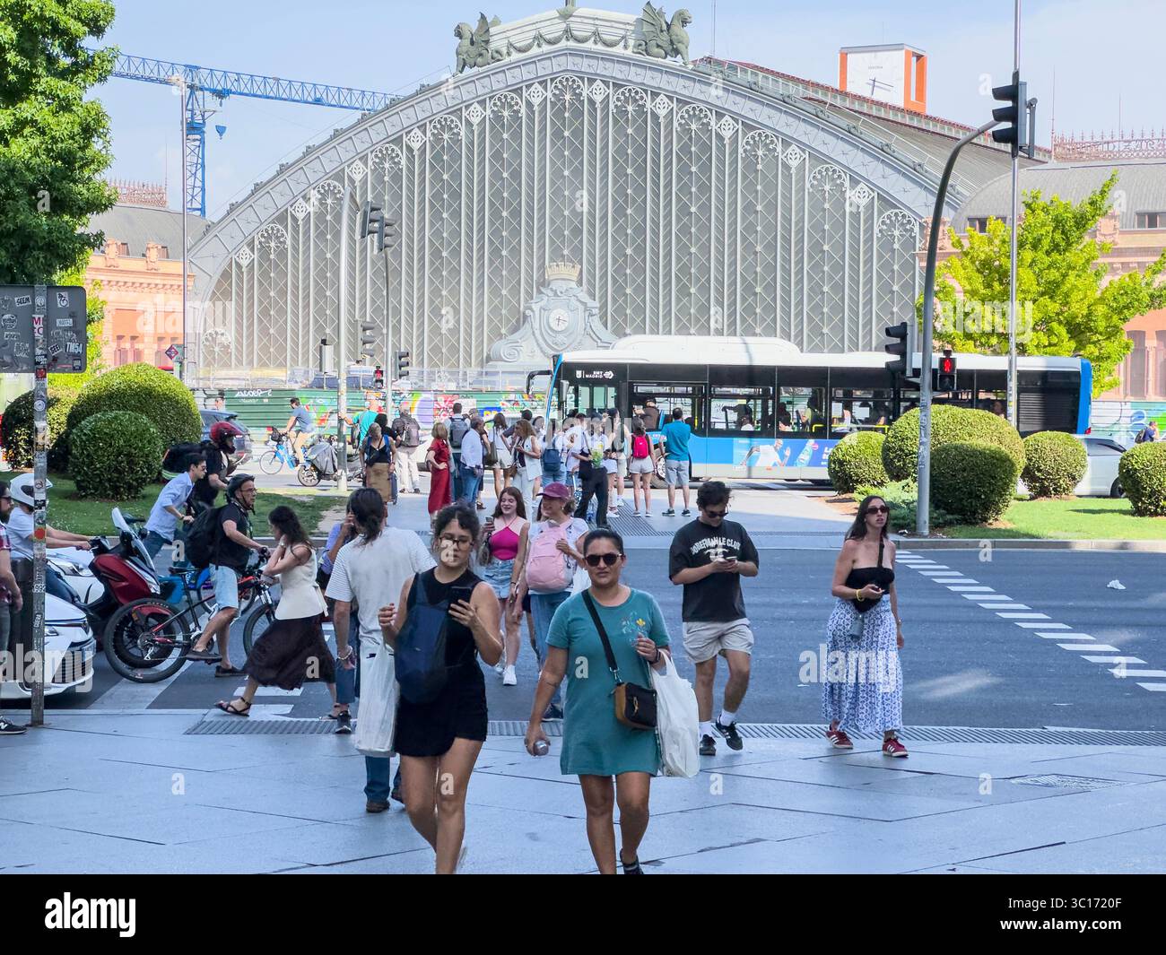 Fußgängerzone im Madrider Bahnhof Atocha, Plaza de Carlos V, Atocha, Madrid, Spanien Stockfoto