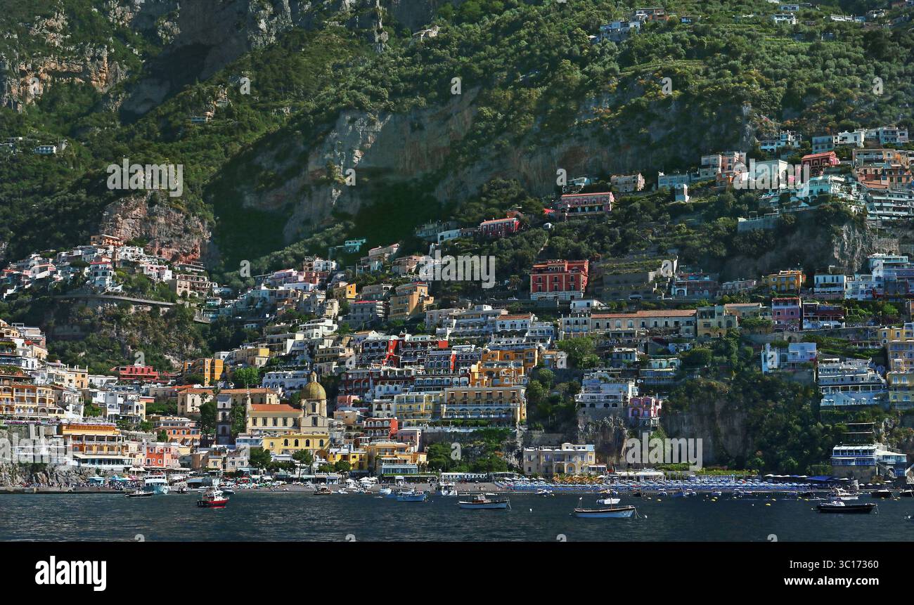 Weite Aufnahme von Positano, Amalfiküste, Kampanien, Italien, eingebettet unter dramatischen Klippen und Blick auf das Tyrrhenische/Mittelmeer Stockfoto Weite Aufnahme von Positano, Amalfiküste, Kampanien, Italien, eingebettet unter dramatischen Klippen und Blick auf das Tyrrhenische/Mittelmeer Stockfoto