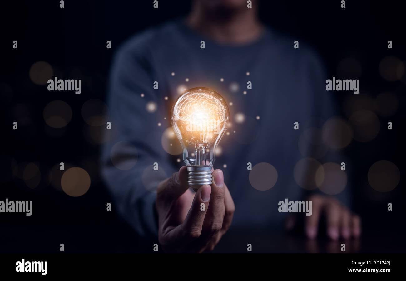 Neue Idee Innovationskonzept, man hält Glühbirnen mit Gehirn im Inneren und digitaler Verbindungsleitung. Kreative und innovative Inspiration. Stockfoto