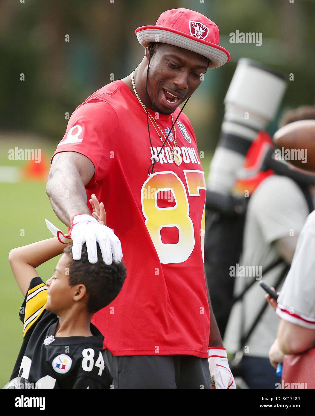 23. Januar 2019 - Orlando, FL, USA - AFC Oakland Raiders Tight End Jared Cook hat Spaß mit Fans während des NFL Pro Bowl-Trainings in der ESPN Wide World of Sports am Mittwoch, 23. Januar 2019. (Foto: © Stephen M. Dowell/Orlando Sentinel/TNS via ZUMA Wire) Stockfoto