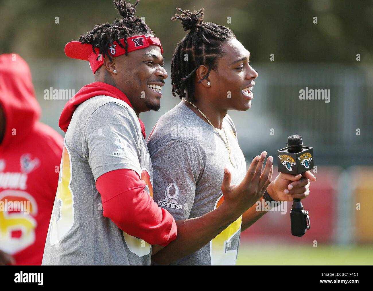 23. Januar 2019 - Orlando, FL, USA - AFC Safety Derwin James, links und Cornerback Jalen Ramsey, rechts, Clown beim NFL Pro Bowl Training bei ESPN Wide World of Sports am Mittwoch, 23. Januar 2019. (Foto: © Stephen M. Dowell/Orlando Sentinel/TNS via ZUMA Wire) Stockfoto