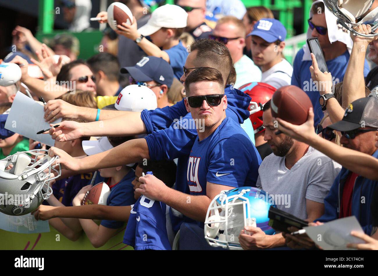 23. Januar 2019 – Orlando, FL, USA – Fans stellen sich am Mittwoch, 23. Januar 2019 bei der ESPN Wide World of Sports für Autogramme beim NFL Pro Bowl Training ein. (Foto: © Stephen M. Dowell/Orlando Sentinel/TNS via ZUMA Wire) Stockfoto