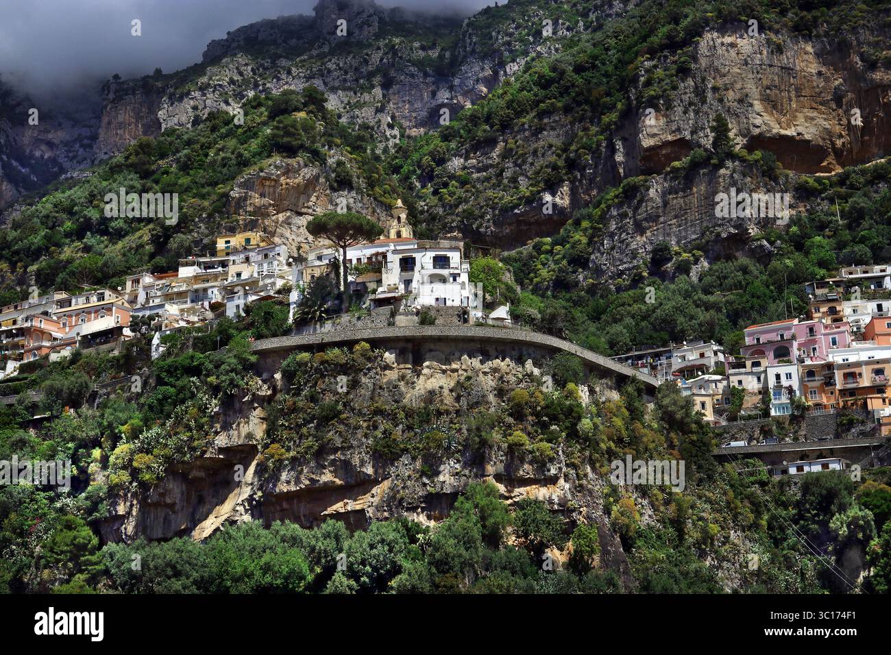 Blick auf das Viertel Liparlati und die Kirche San Giacomo hoch über der Stadt Positano in einer dramatischen Berglandschaft. Amalfiküste Italien Stockfoto