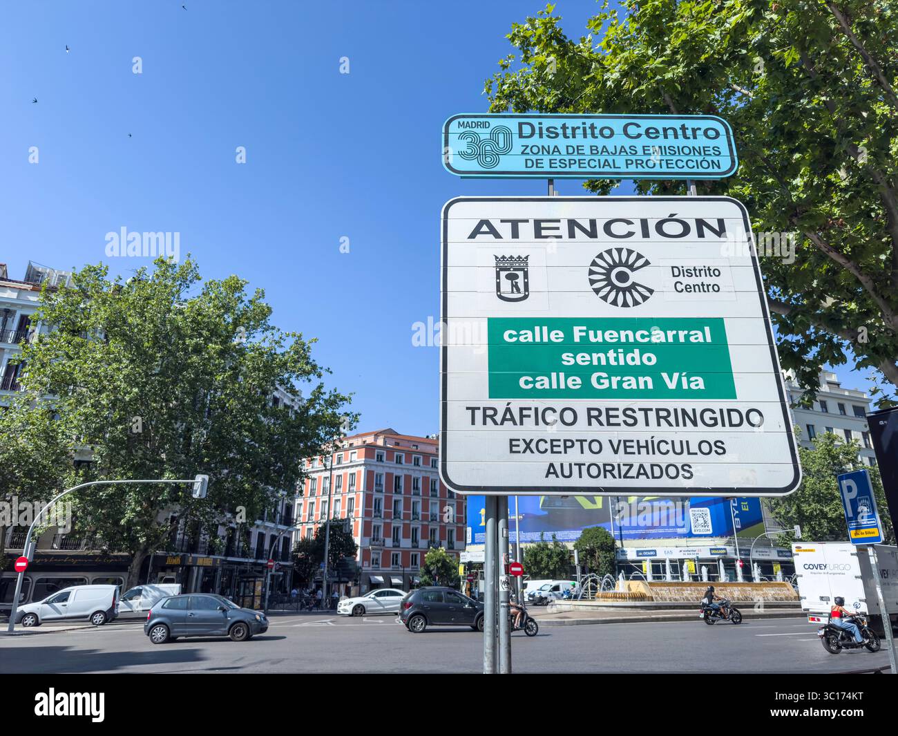 360 distrito, Schild für eingeschränkten Verkehr in Madrid Central, Spanien - Smartphone-aufgenommenes Stockfoto