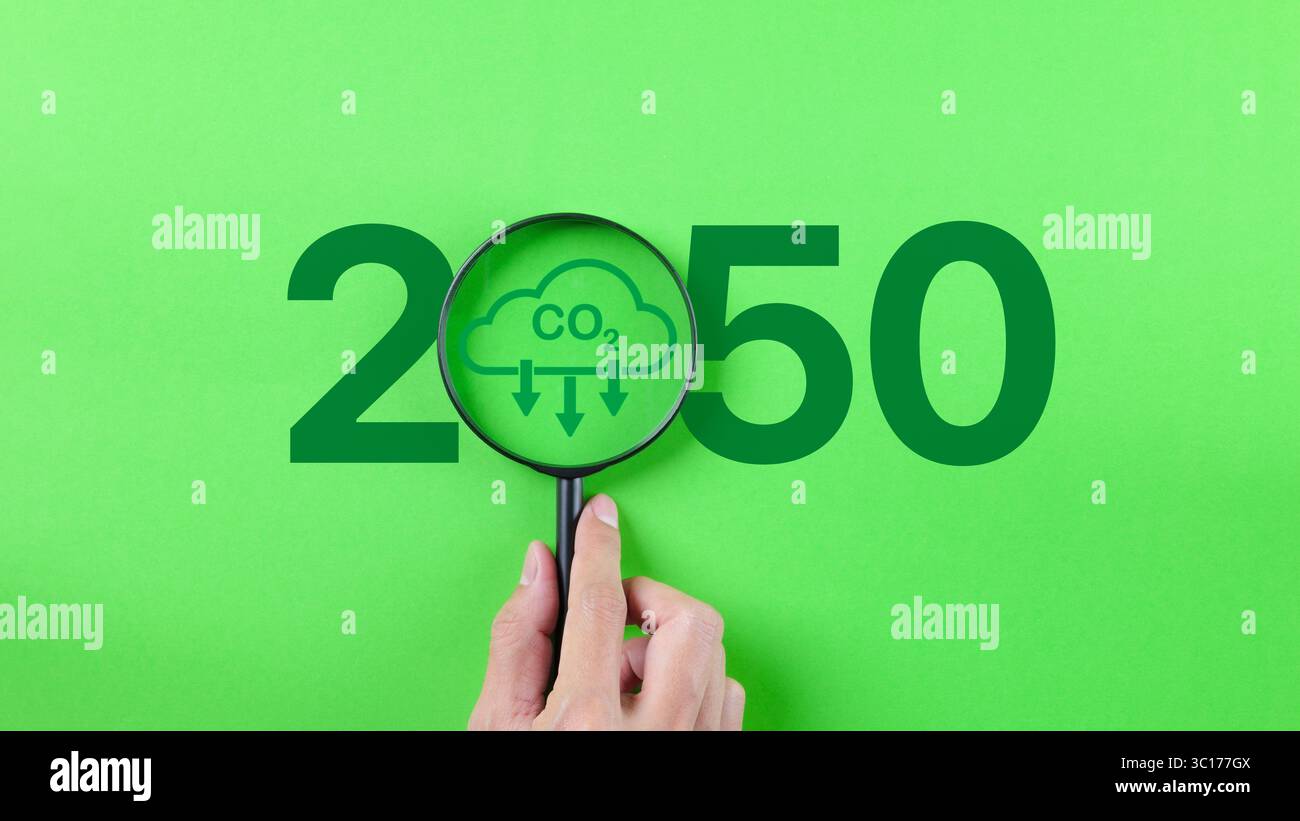 Carbon Reduction Emission Concept, Handheld Lupe mit CO2-Reduktion in 2050 Jahren, Kyoto-Protokoll zur CO2-Neutralität im Jahr 2050, Carbon foo Stockfoto