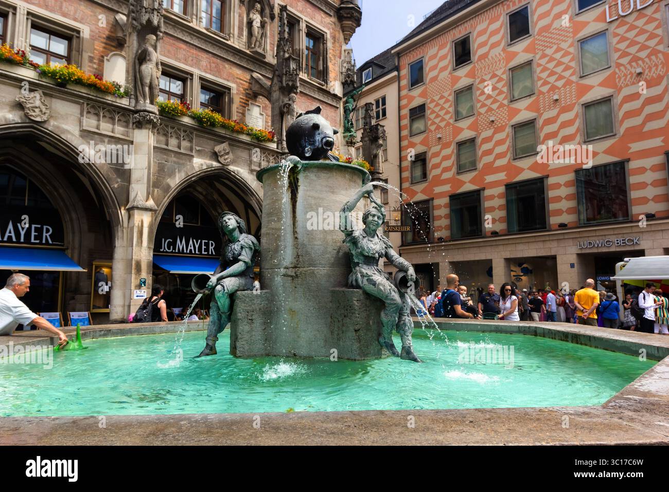 München, 15. Juni 2025. Fischbrunnen Brunnen Münchens Wahrzeichen am marienplatz Stockfoto