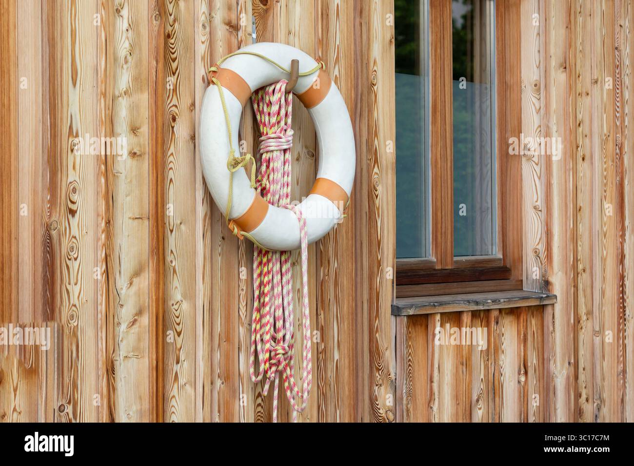 Ein Rettungsschirm hängt an einer Holzwand, ein Nahaufnahme-Foto Stockfoto