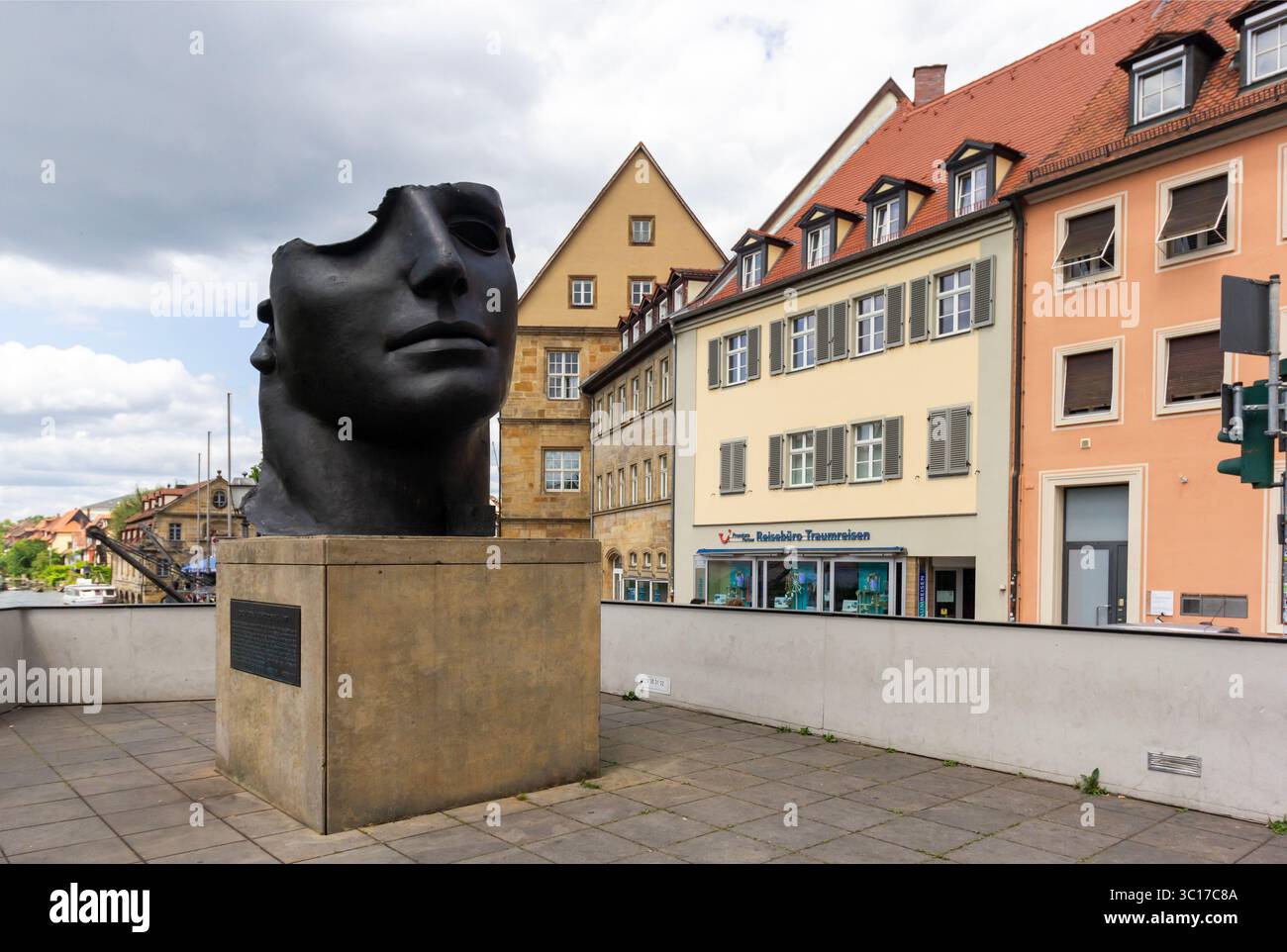 BAMBERG, BAYERN, DEUTSCHLAND - 16. Juni 2025: Centurione. Die Bronzeskulptur mit einem halben Gesicht zeigt den beschädigten Kopf des griechischen Liebesgottes Eros Stockfoto