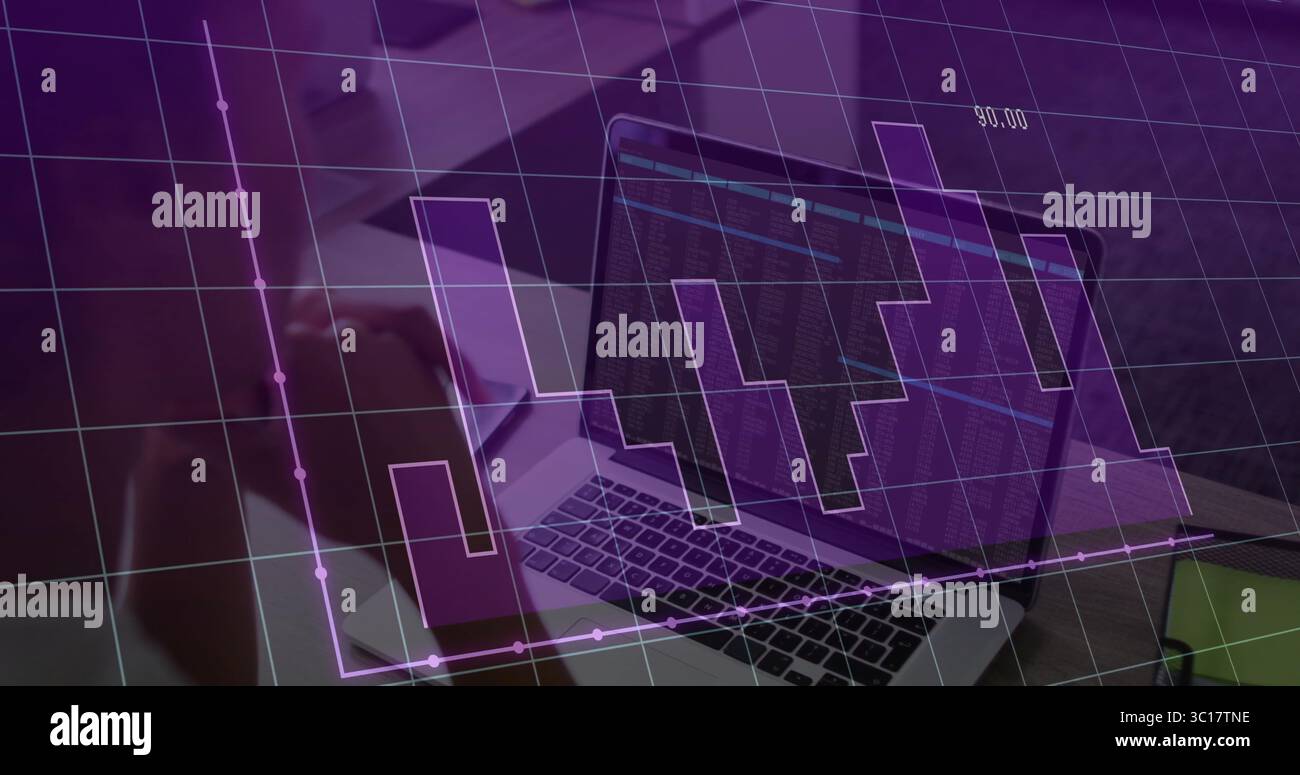 Entwickler eingeben Code auf Laptop am Schreibtisch, mit Stift, grünem Notebook und Kartenüberlagerung Stockfoto