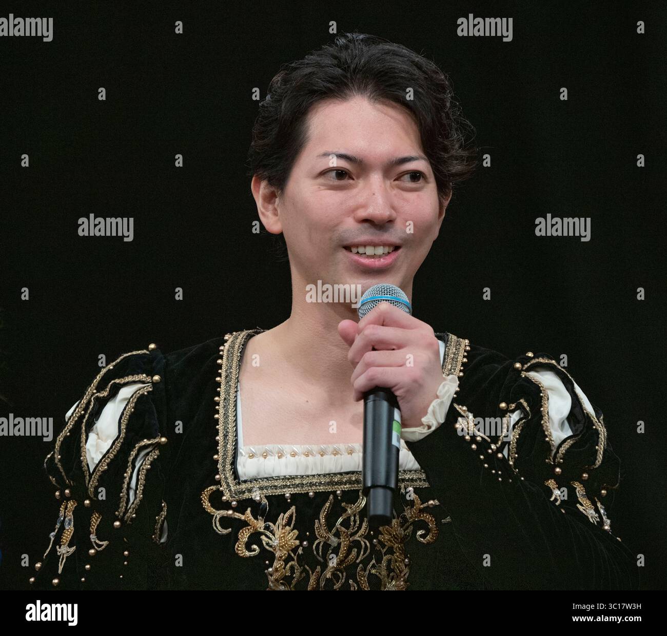 Royal Opera House, London, Großbritannien. Juli 2025. Das National Ballet of Japan feiert sein Debüt am 24. Juli 2025 im Royal Opera House, das erste Mal, dass eine asiatische Tanzkompanie seit mehr als 15 Jahren auf der Hauptbühne des Royal Opera House auftritt. Das Showcase beinhaltet eine Diskussion mit Shun Izawa. Kredit: Malcolm Park/Alamy Stockfoto