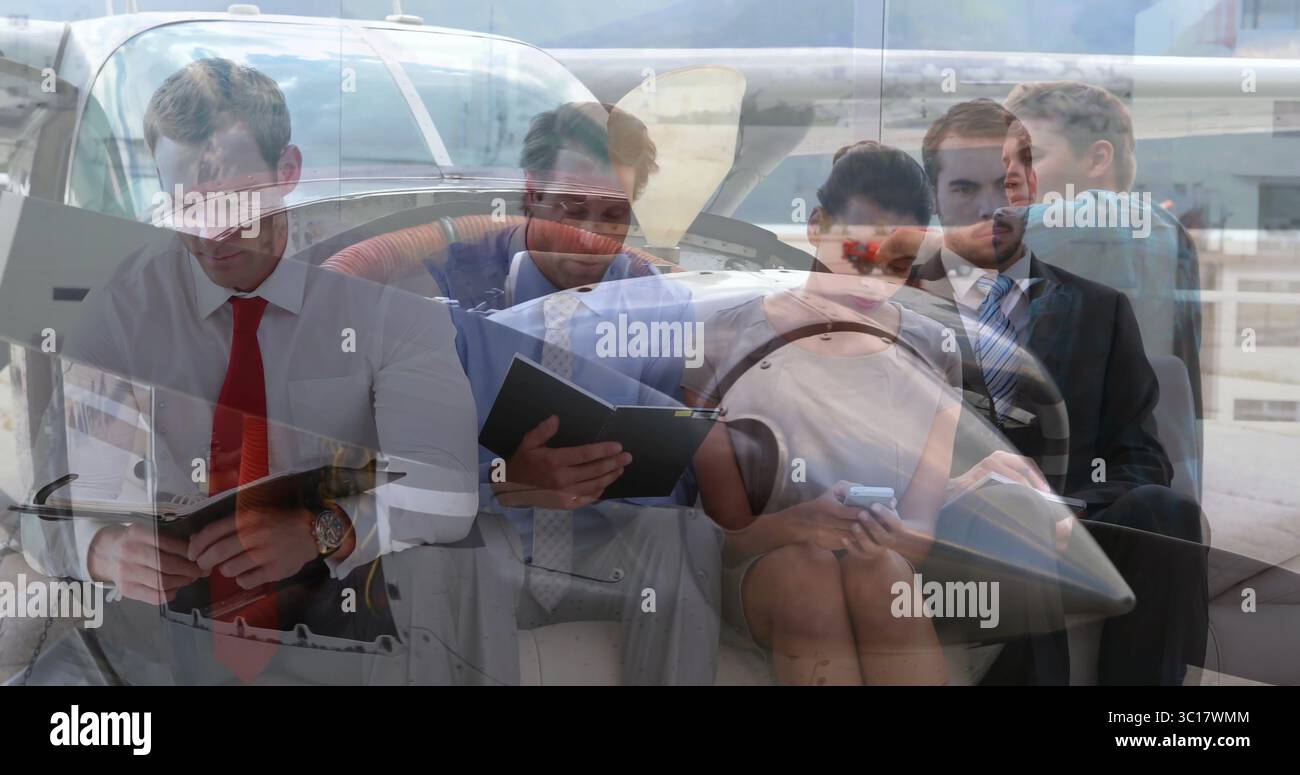 Das Business-Team arbeitet an Asphalt neben dem Propellerflugzeug mit offener Luke Stockfoto