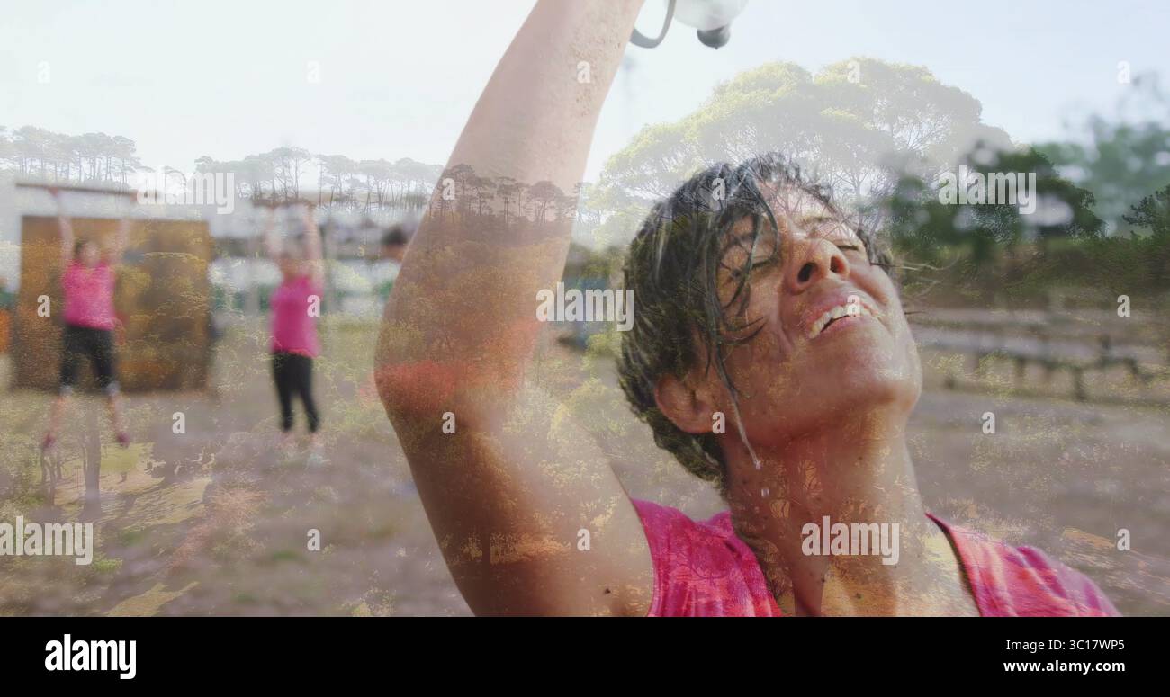 Frau in rosafarbenes Oberteil mit Wasserflasche auf dem Platz im Freien, Kopierraum Stockfoto