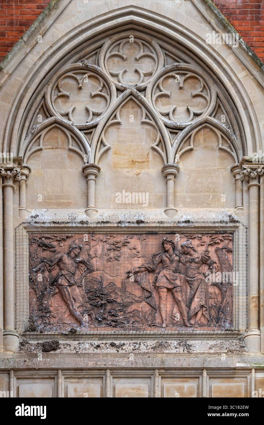 Dekoratives Mauerwerk Fries / Fresko an der Wand des Swan Theatre in Stratford-upon-Avon, Warwickshire, England, Großbritannien. Stockfoto