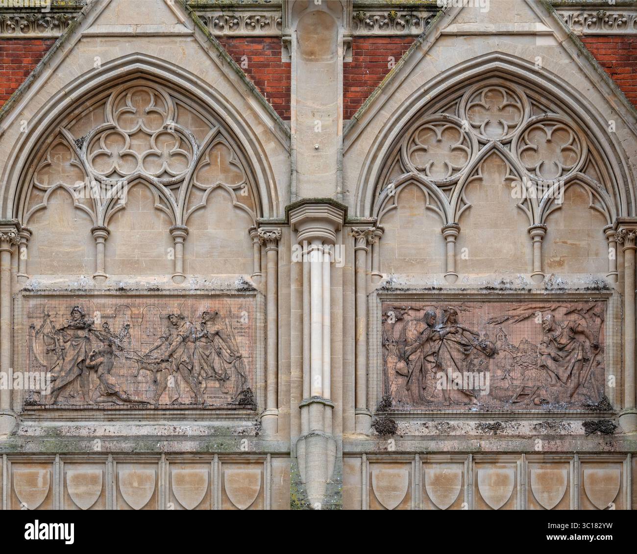 Dekoratives Mauerwerk Fries / Fresko an der Wand des Swan Theatre in Stratford-upon-Avon, Warwickshire, England, Großbritannien. Stockfoto