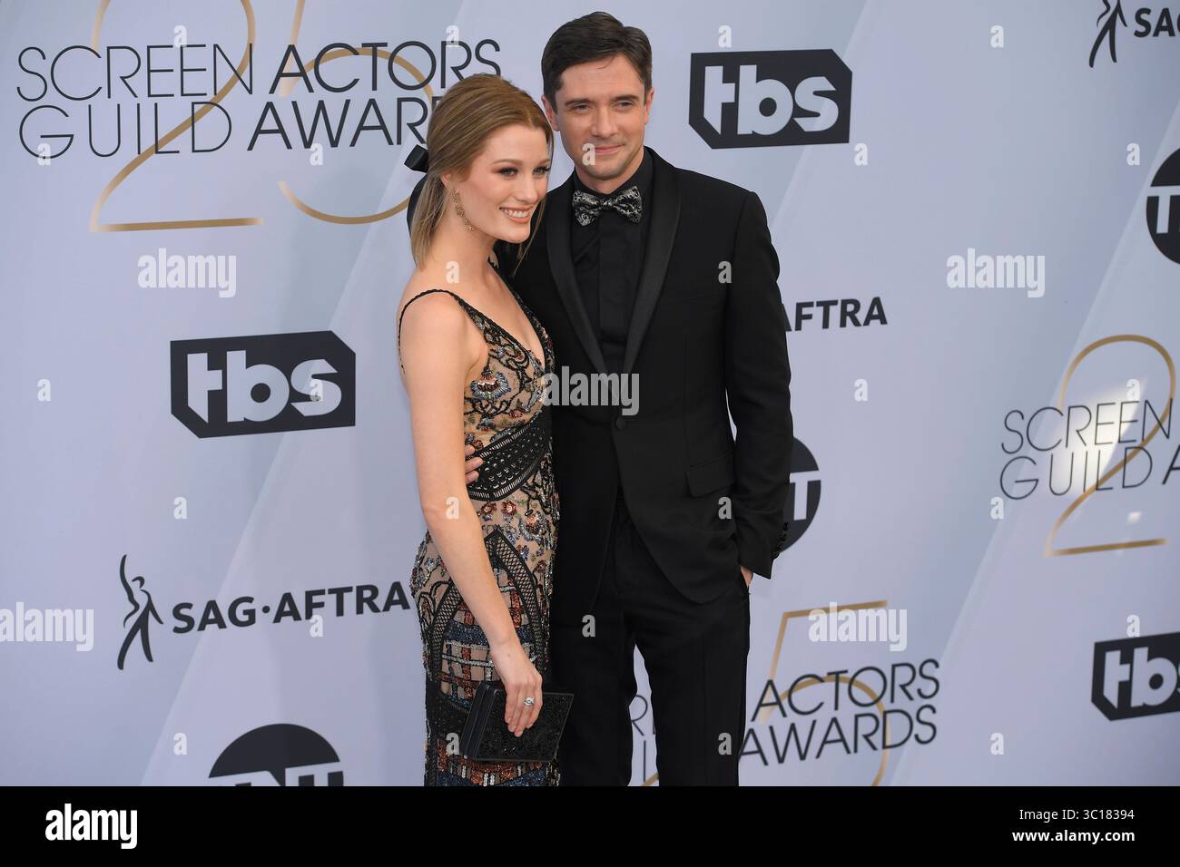 27. Januar 2019 – Los Angeles, Kalifornien, USA – ASHLEY HINSHAW UND TOPHER GRACE bei der Ankunft des Silberteppichs für die 25. Annual Screen Actors Guild Awards in der Shrine Expo Hall. (Bild: © Kevin Sullivan via ZUMA Wire) Stockfoto