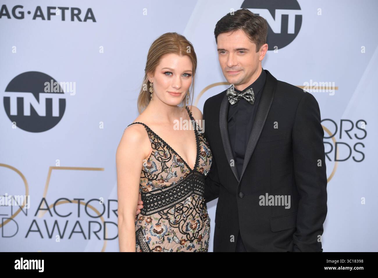 27. Januar 2019 – Los Angeles, Kalifornien, USA – ASHLEY HINSHAW und TOPHER GRACE bei der Ankunft des Silberteppichs für die 25. Annual Screen Actors Guild Awards in der Shrine Expo Hall. (Bild: © Kevin Sullivan via ZUMA Wire) Stockfoto