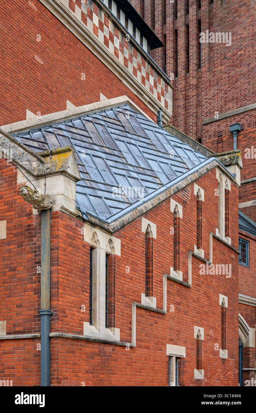 Dekoratives Mauerwerk, Mauerwerk und Bleidach am Swan Theatre in Stratford-upon-Avon, Warwickshire, England, Großbritannien. Stockfoto