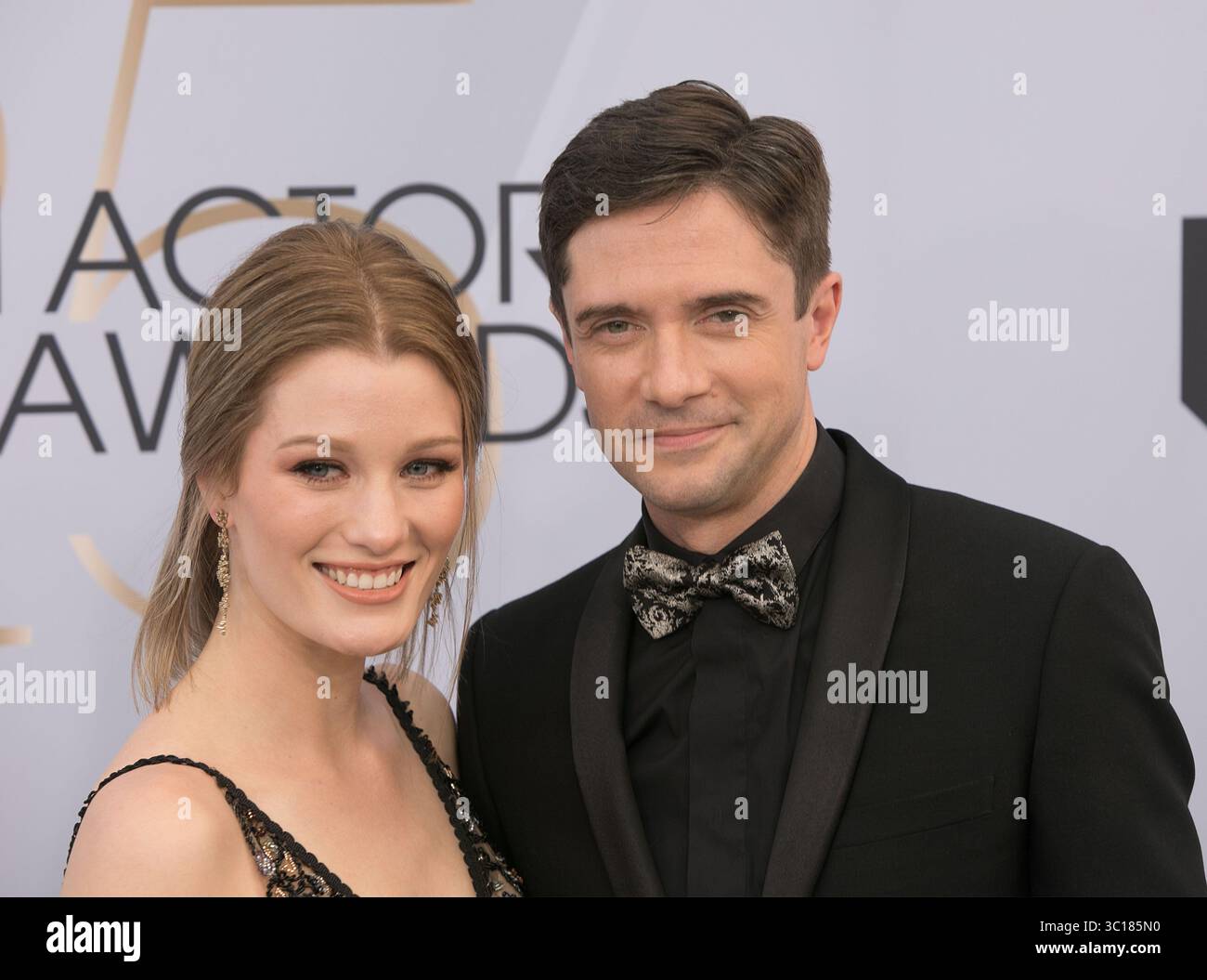 27. Januar 2019 – Los Angeles, Kalifornien, USA – Ashley Hinshaw und Topher Grace beim roten Teppich der 25. Jährlichen Screen Actors Guild Awards im Shrine Auditorium in Los Angeles, Kalifornien, am Sonntag, den 27. Januar 2019. ARIANA RUIZ/PI (Kreditbild: © Prensa Internacional Via ZUMA Wire) Stockfoto