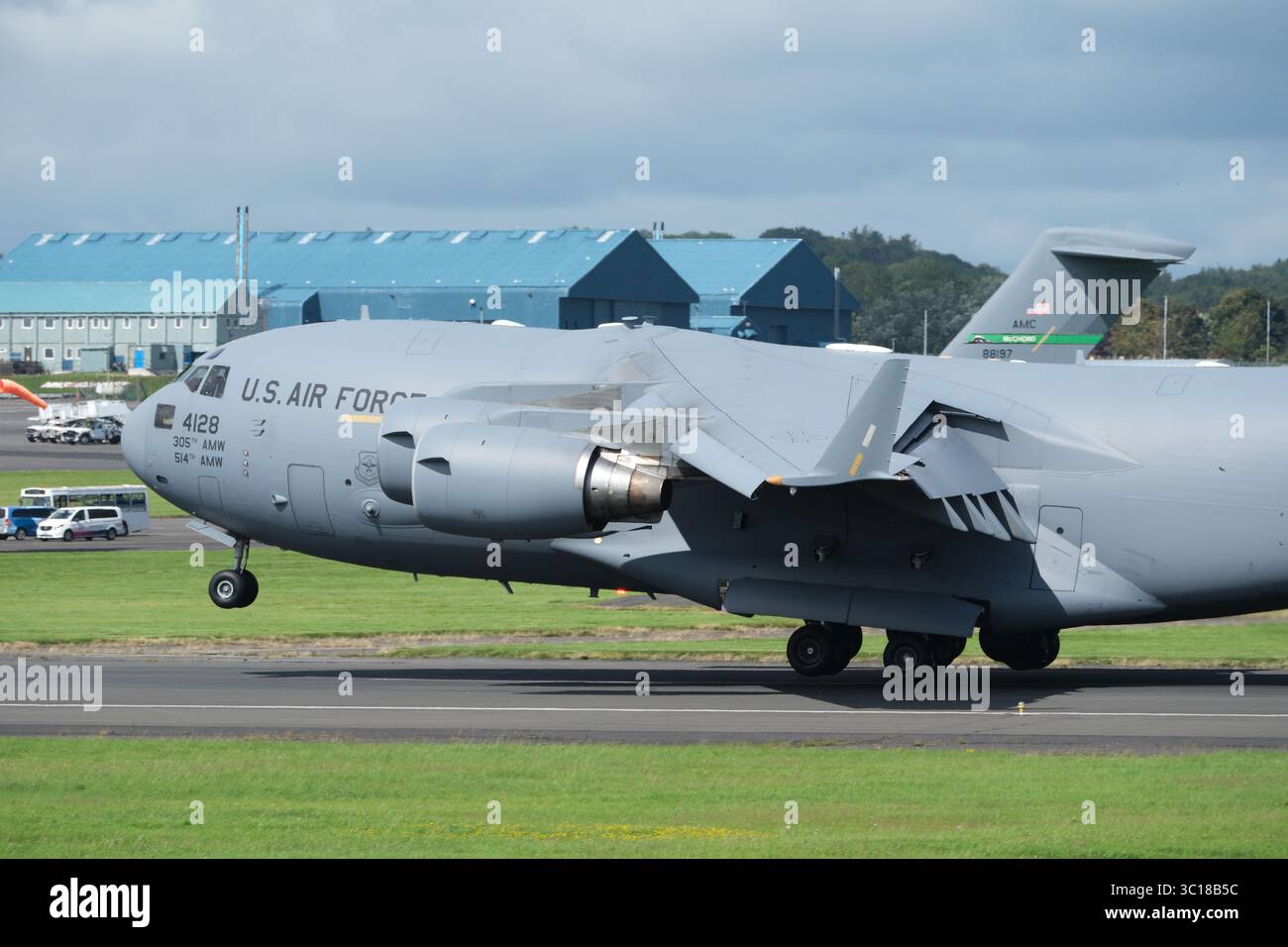 Flughafen Prestwick, Ayrshire, Schottland, Großbritannien – Dienstag, den 22. Juli 2025 – ein Frachtflugzeug der US-Luftwaffe C-17 landet in Prestwick, um die Vorbereitungen für die Ankunft von Präsident Trump in dieser Woche zu unterstützen. Das Flugzeug wird von der 305 Air Mobility Wing auf dem Luftwaffenstützpunkt McGuire in New Jersey, USA, betrieben. Foto Steven May / Alamy Live News Stockfoto