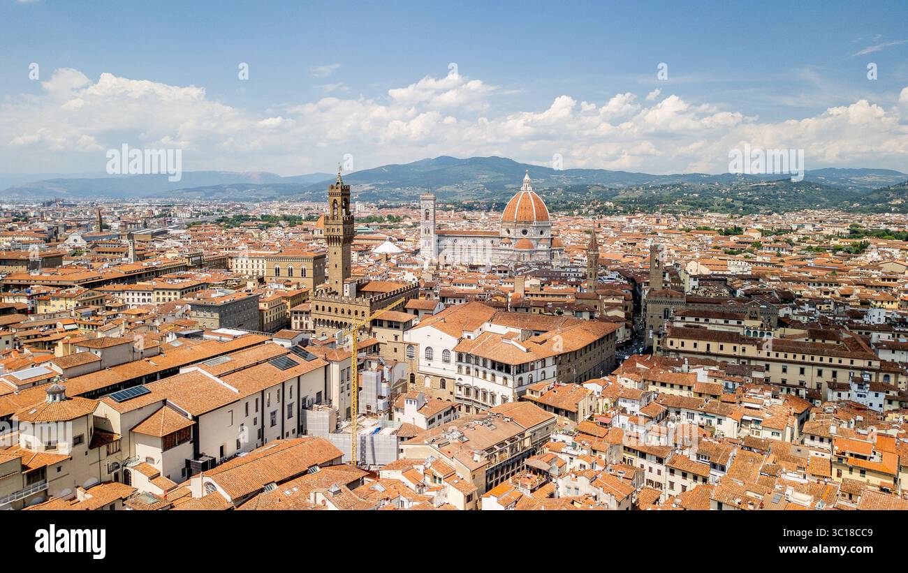 Der alte Palast (Palazzo Vecchio) und die Kathedrale von Florenz im Hintergrund (Kathedrale der Heiligen Maria von der Blume). Stockfoto