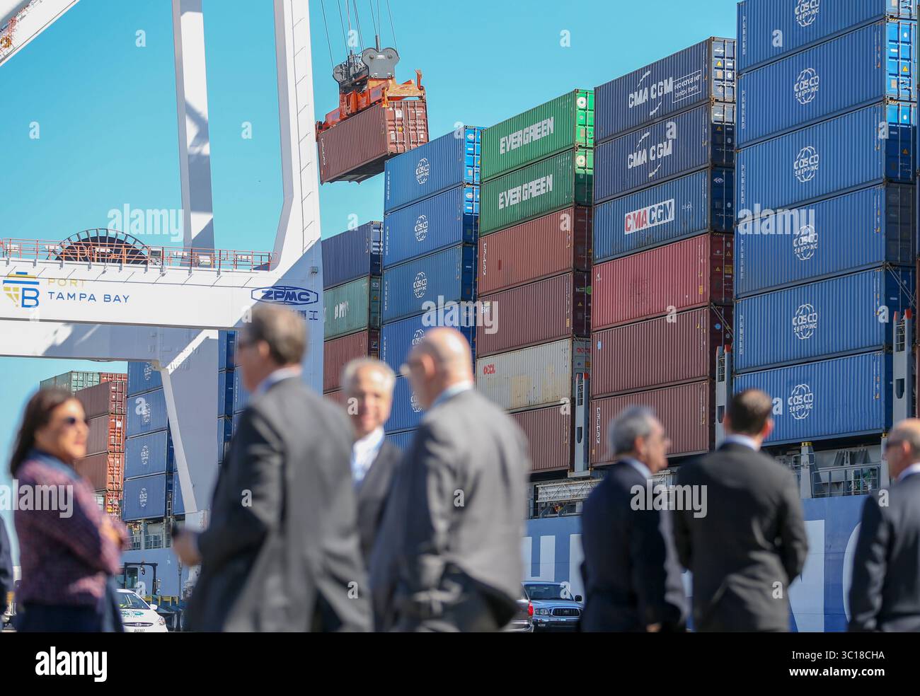 29. Januar 2019 - Tampa, Florida, USA - CHRIS URSO | Times.Würdenträger werden in der Nähe des Containerschiffs COSCO PIRAEUS gesehen, als Container am Dienstag, 29. Januar 2019 in Port Tampa Bay entladen werden. Die PIRÄUS ist das erste Schiff der COSCO, das in Port Tampa Bay eintrifft, nachdem der wöchentliche Dienst im letzten Monat angekündigt wurde. (Foto: © Chris Urso/Tampa Bay Times via ZUMA Wire) Stockfoto