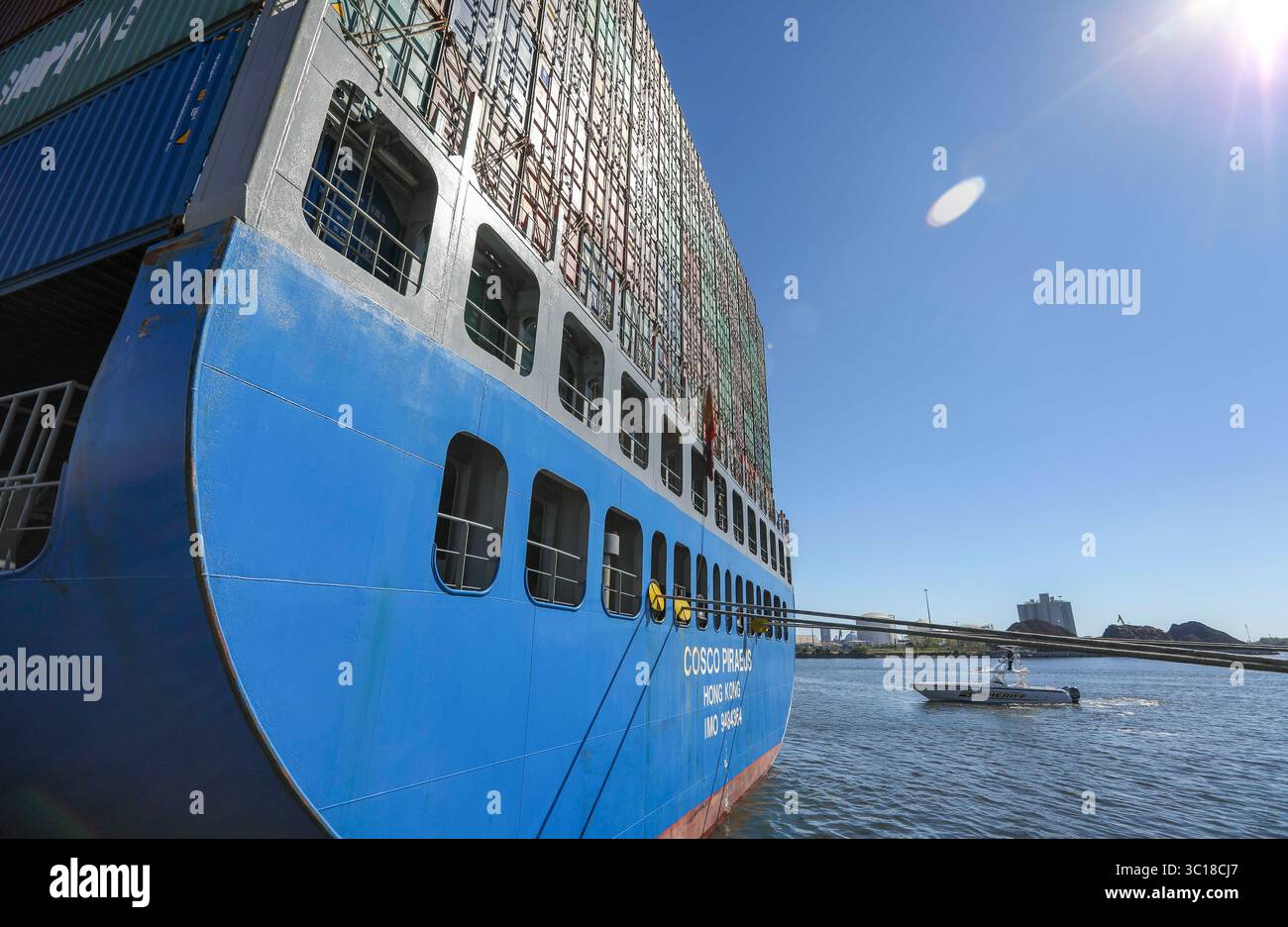 29. Januar 2019 - Tampa, Florida, USA - CHRIS URSO | Times.Ein Boot des Sheriff's Office des Hillsborough County gleitet in der Nähe des Containerschiffs COSCO PIRAEUS, während es am Dienstag, 29. Januar 2019 in Port Tampa Bay angedockt wird. Die PIRÄUS ist das erste Schiff der COSCO, das in Port Tampa Bay eintrifft, nachdem der wöchentliche Dienst im letzten Monat angekündigt wurde. (Foto: © Chris Urso/Tampa Bay Times via ZUMA Wire) Stockfoto