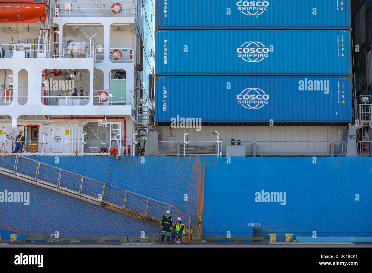29. Januar 2019 - Tampa, Florida, USA - CHRIS URSO | Times. Unbekannte Arbeiter werden auf und in der Nähe des Containerschiffs COSCO PIRAEUS gesehen, während das Schiff am 29. Januar 2019 in Port Tampa Bay angedockt wird. Die PIRÄUS ist das erste Schiff der COSCO, das in Port Tampa Bay eintrifft, nachdem der wöchentliche Dienst im letzten Monat angekündigt wurde. (Foto: © Chris Urso/Tampa Bay Times via ZUMA Wire) Stockfoto