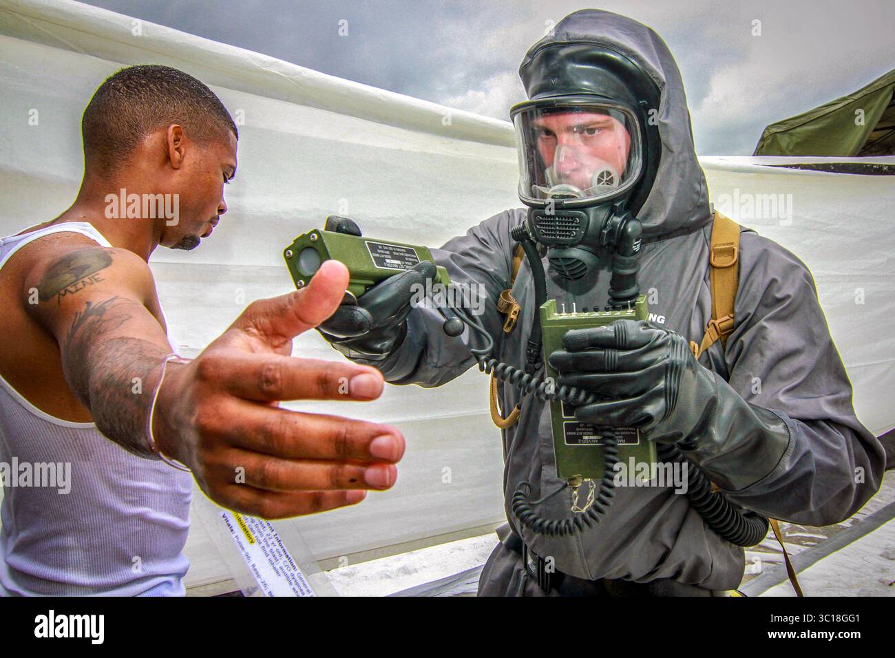 24. Januar 2019 - Homestead, Florida, Vereinigte Staaten - SPC der U.S. Army Nicholas Threatte, ein Spezialist für chemische Dekontamination und gebürtiger Einwohner von Darlington, South Carolina, der Army Reserve 413th Chemical Company, 457th Chemical Battalion, 415th Chemical Brigade, Task Force 76, überprüft die Strahlungswerte eines simulierten Opfers eines chemischen Angriffs während einer Trainingsübung auf dem Homestead Miami Speedway, Homestead, Florida, 24. Januar 2019, Homestead, Homestead, Florida. im Rahmen der Operation Homestead 19. (Bild: © U.S. Army/ZUMA Wire/ZUMAPRESS.com) Stockfoto