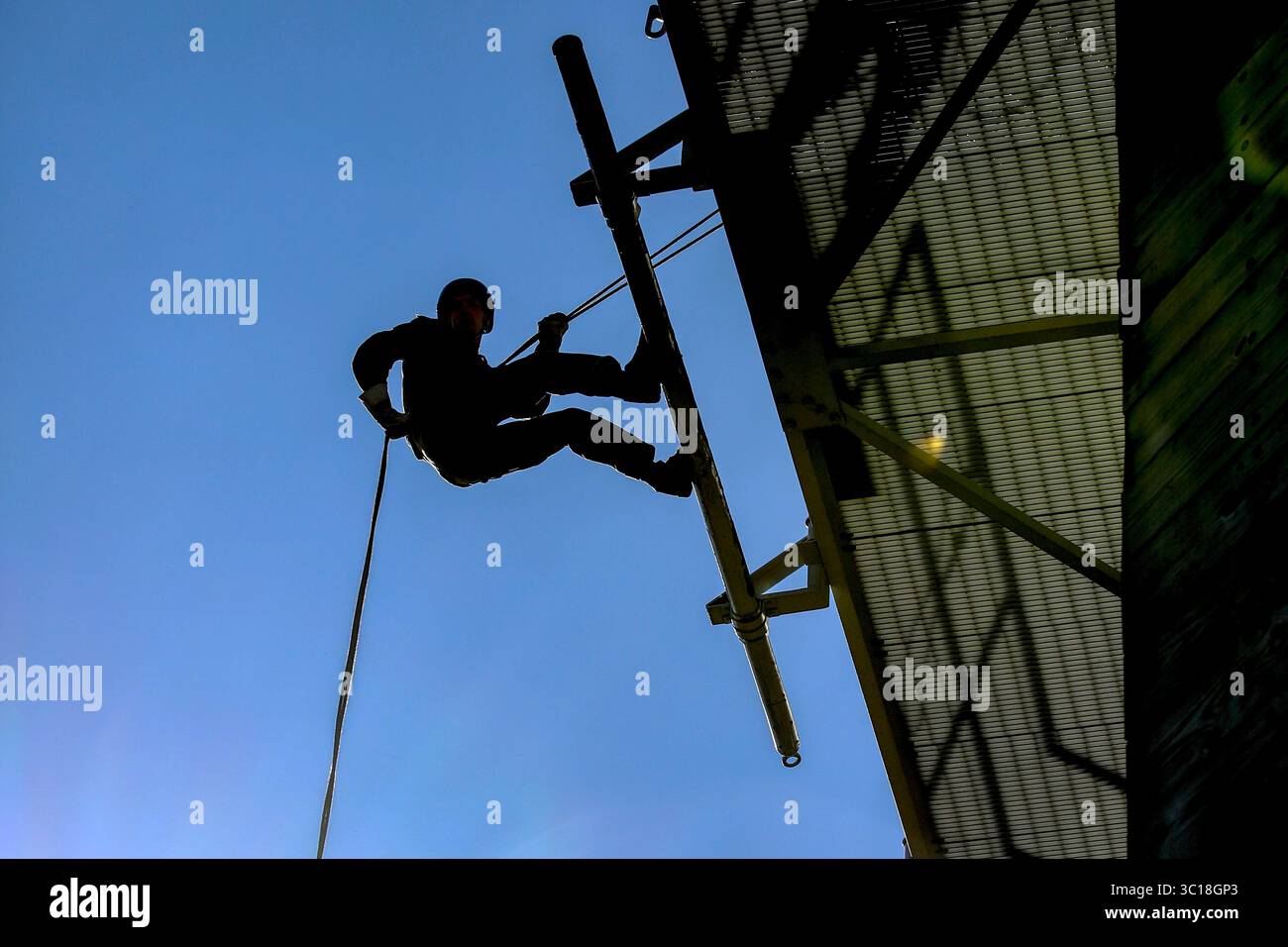 28. Januar 2019 - Parris Island, South Carolina, USA - Rekruten bei der Bravo Company, 1. Rekrut Training Battalion, Übungsabseilen auf Parris Island, S.C., 28. Januar 2019. Die Rekruten seilen sich vom 47 m hohen Turm mit einem Sicherheitsgurt, Helm und Handschuhen ab, um Selbstvertrauen zu gewinnen und jede Höhenangst zu überwinden. (Kreditbild: © U.S. Marine Corps/ZUMA Wire/ZUMAPRESS.com) Stockfoto