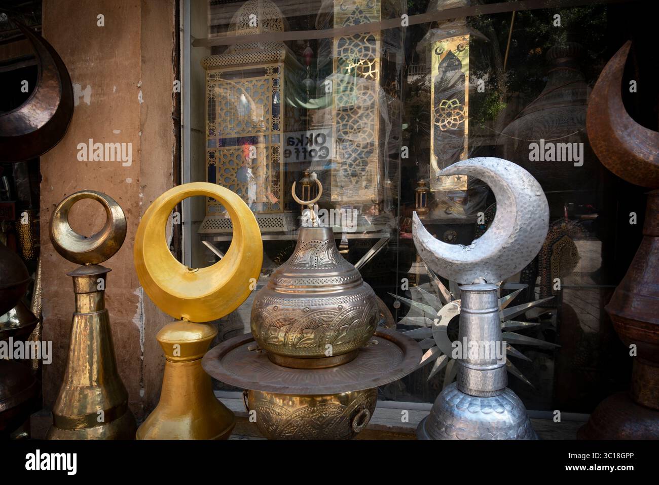Old Cairo Street Scene mit einem Geschäft, in dem Metallwaren verkauft werden und Halbmonde und Töpfe ausgestellt werden Stockfoto