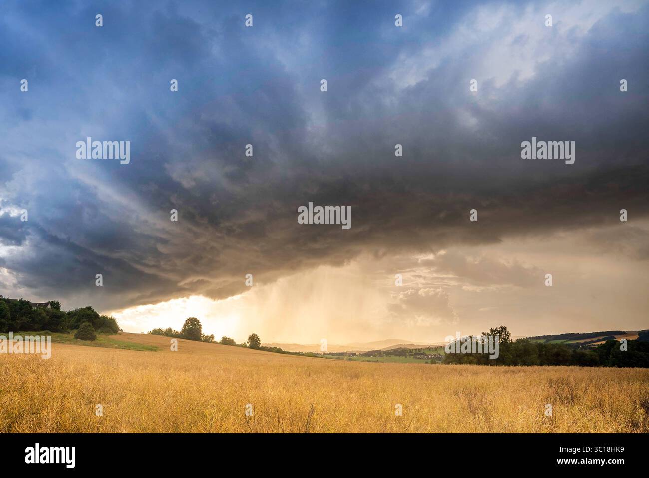 Naturschauspiel im Erzgebirge. Die aktuelle Wetterlage ist sehr durchwachsen. Nach den Unwettern gestern ziehen am Dienstag immer wieder kräftige Schauer durchs Land. Die Windscherung ist recht hoch und ein wichtiger Parameter für rotierende Gewitterzellen. Bei der aktuellen Wetterlage sind kurzlebige Tornados wahrscheinlich. Eine so genannte Low-Top Supercell - Superzellen die recht flach sind und nicht kilometerweit in die Höhe reichen - konnten heute F0 Tornados entstehen. Im Erzgebirge zog so eine Superzelle am Kamm entlang. Optisch ein Leckerbissen. Man sieht gut, dass die Rotation fas Stockfoto