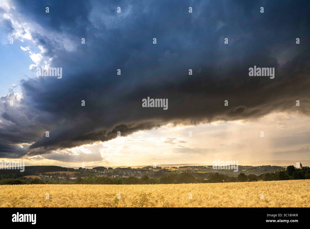 Naturschauspiel im Erzgebirge. Die aktuelle Wetterlage ist sehr durchwachsen. Nach den Unwettern gestern ziehen am Dienstag immer wieder kräftige Schauer durchs Land. Die Windscherung ist recht hoch und ein wichtiger Parameter für rotierende Gewitterzellen. Bei der aktuellen Wetterlage sind kurzlebige Tornados wahrscheinlich. Eine so genannte Low-Top Supercell - Superzellen die recht flach sind und nicht kilometerweit in die Höhe reichen - konnten heute F0 Tornados entstehen. Im Erzgebirge zog so eine Superzelle am Kamm entlang. Optisch ein Leckerbissen. Man sieht gut, dass die Rotation fas Stockfoto