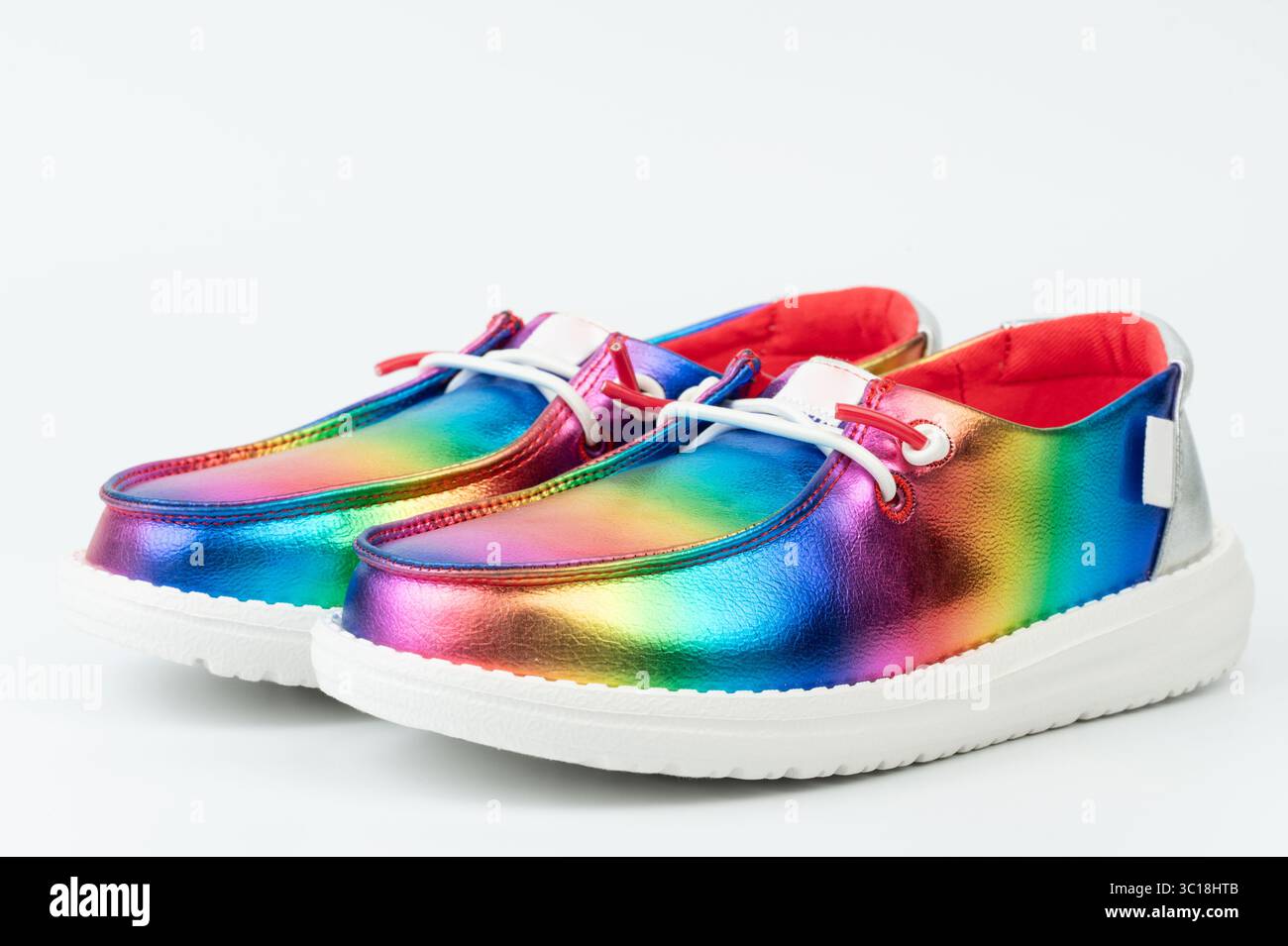 Farbenfrohe Sneaker in leuchtenden Regenbogentönen sind perfekt für Freizeitkleidung und verspielte Abenteuer. Stockfoto
