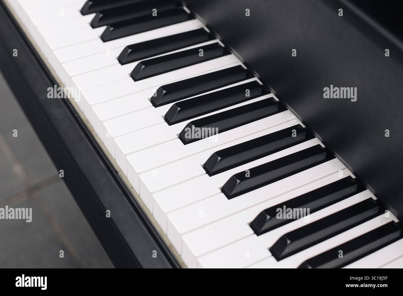 Großansicht der Klaviertastatur. Schwarz-weiße Tasten klassischer Instrumente. Musikhintergrund mit eleganten Details. Harmonie- und Melodiekonzept. Stockfoto