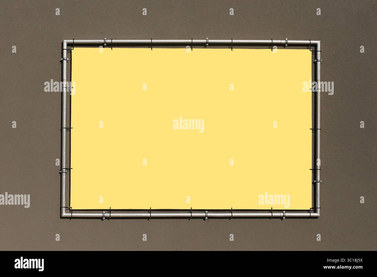 Leere gelbe Tafel mit Seilrahmen. Leerer rechteckiger Notizbereich für Nachricht oder Zeichen. Minimaler Hintergrund mit Kopierraum. Kommunikation oder Werbung. Stockfoto