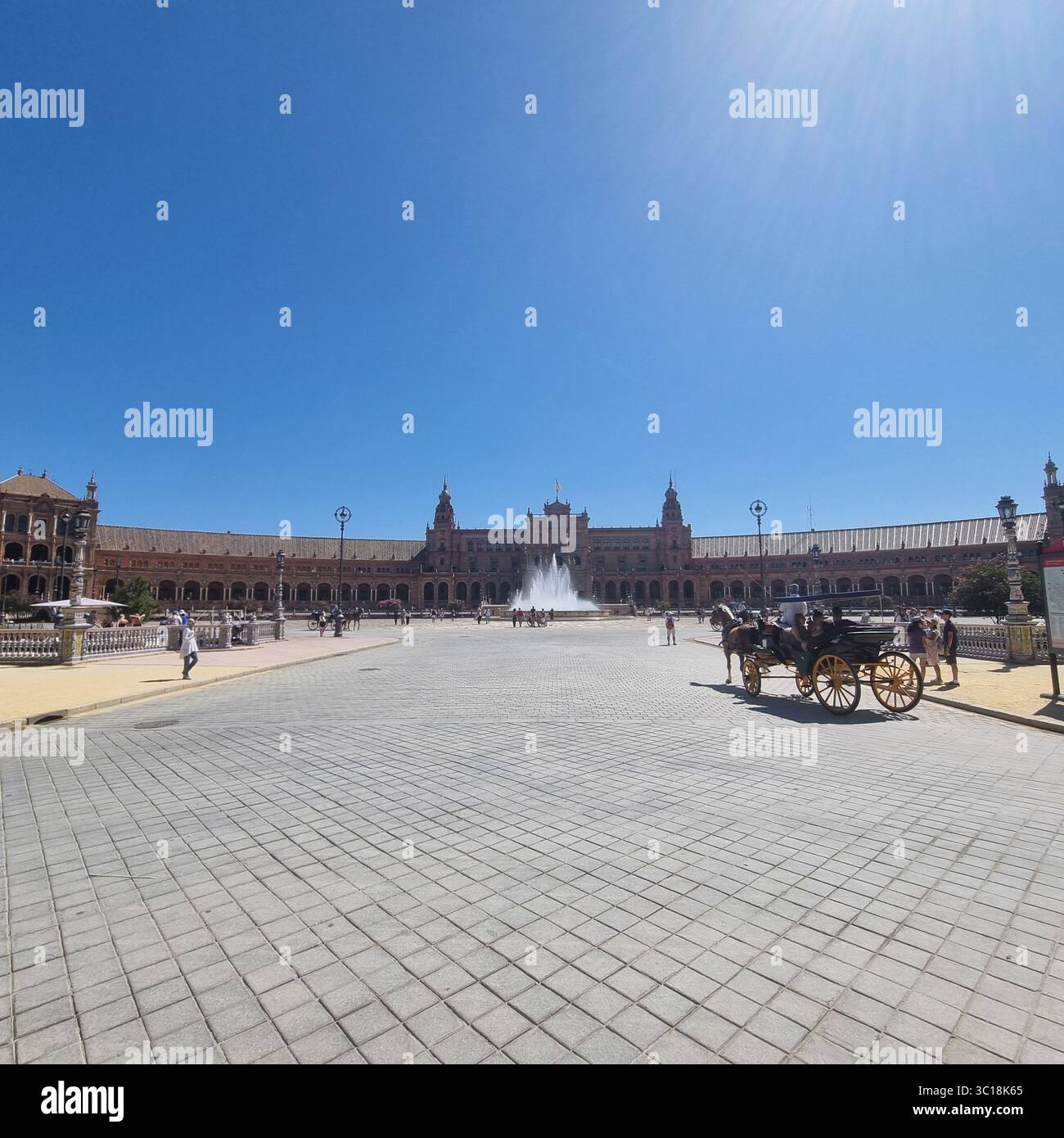 Außenansicht der Plaza de Espana - Plaza of Spain in Sevilla Sevilla mit Pferdekutsche und Wasserbrunnen - Smartphone-aufgenommenes Stockfoto