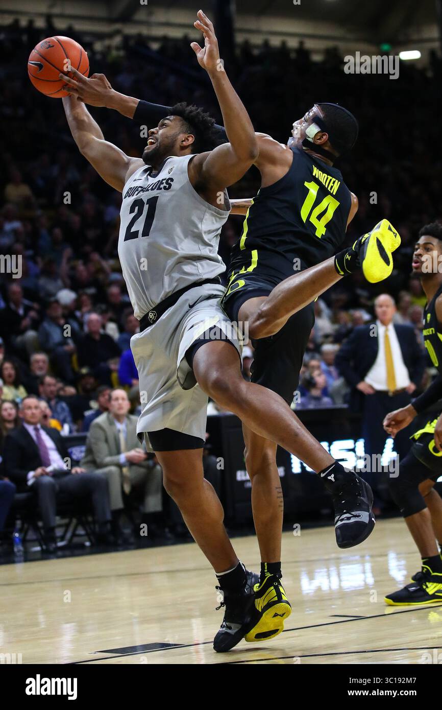 2. Februar 2019: Evan Battey (21) und Kenny Wooten (14) der Colorado Ducks (14) kämpfen im Coors Events Center in Boulder, CO. Um einen losen Ball in der zweiten Halbzeit. Die Buffaloes kamen schnell heraus, hielten Oregon mit 17 Punkten in der ersten Halbzeit und siegten leicht mit 73:51. Derek Regensburger/CSM.(Kreditbild: &Copy; Derek Regensburger/CSM via ZUMA Wire) Stockfoto